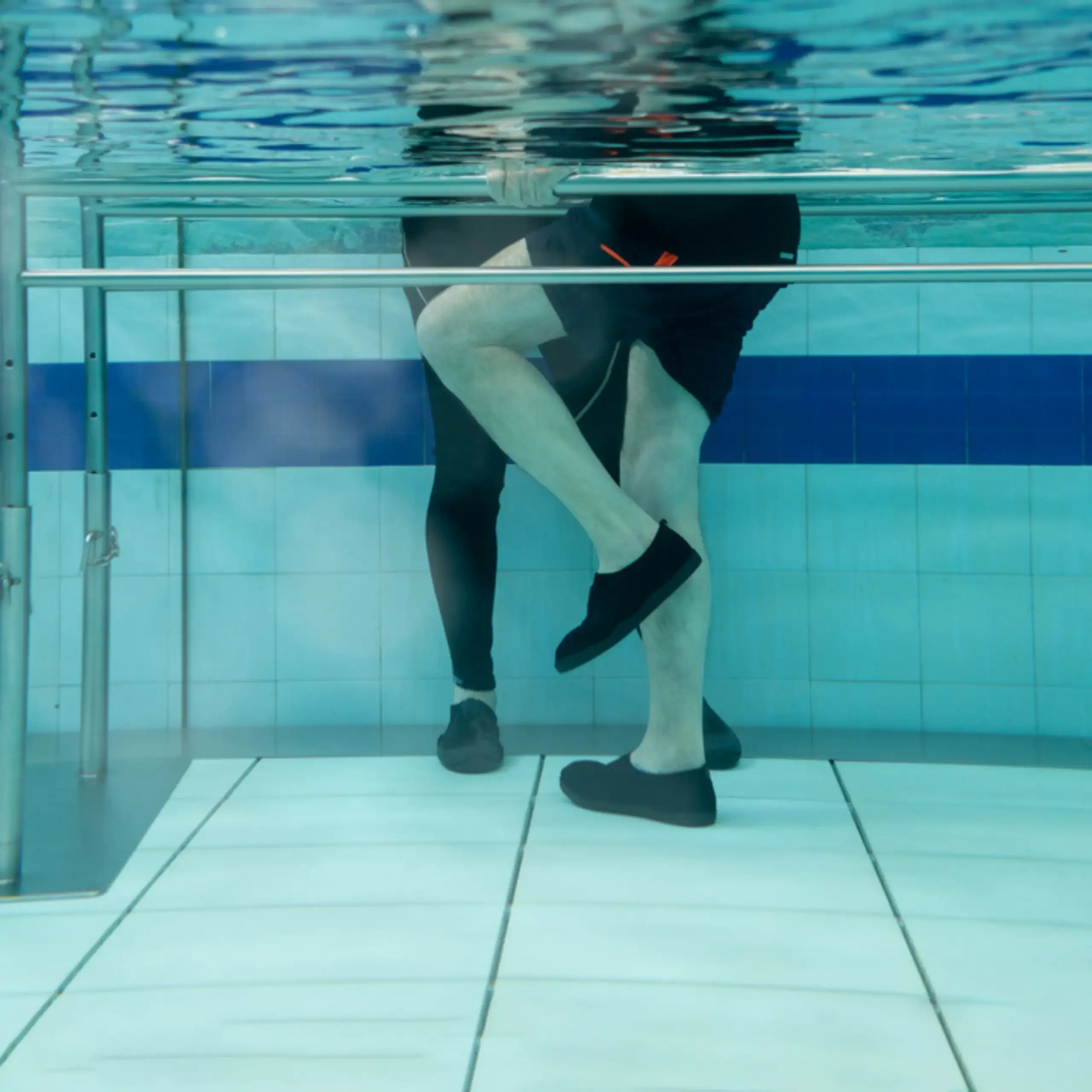 Aquatic therapy pool and patient lift